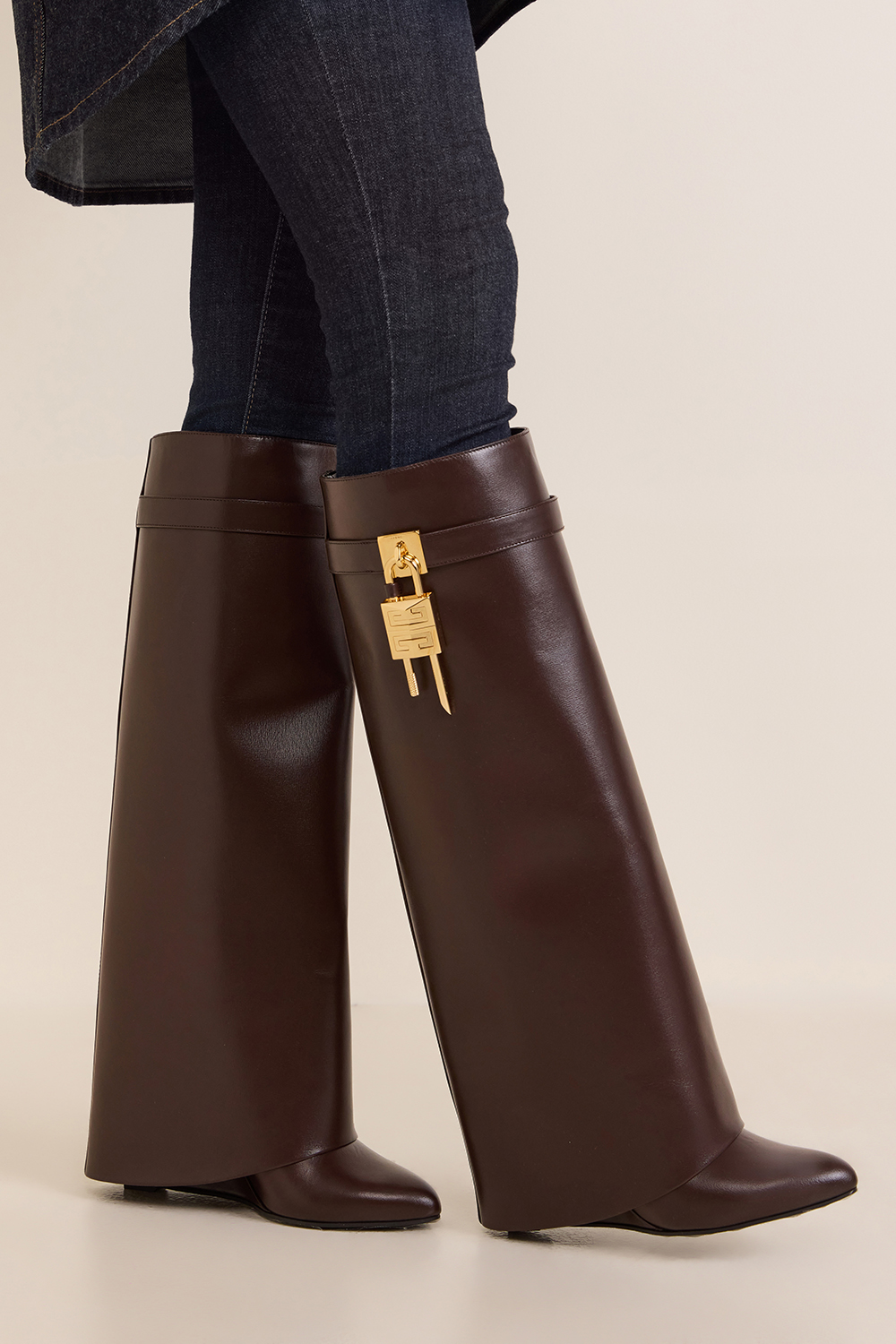 תמונת כל הלוק של מגפי שארק